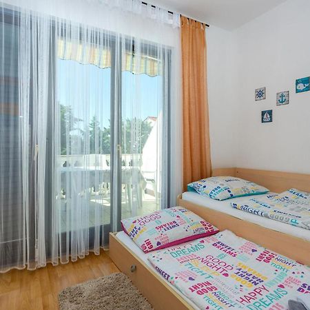 Beautiful Apartment In Malinska With Kitchen Bagian luar foto