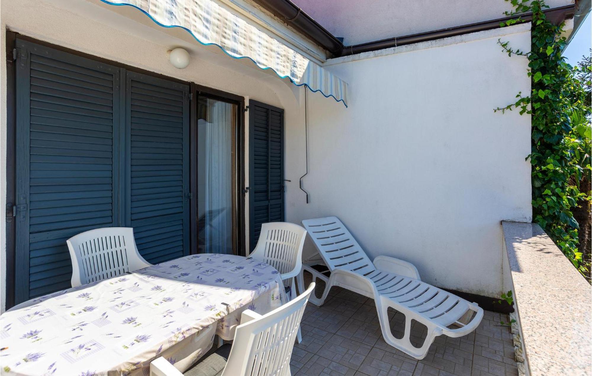 Beautiful Apartment In Malinska With Kitchen Bagian luar foto