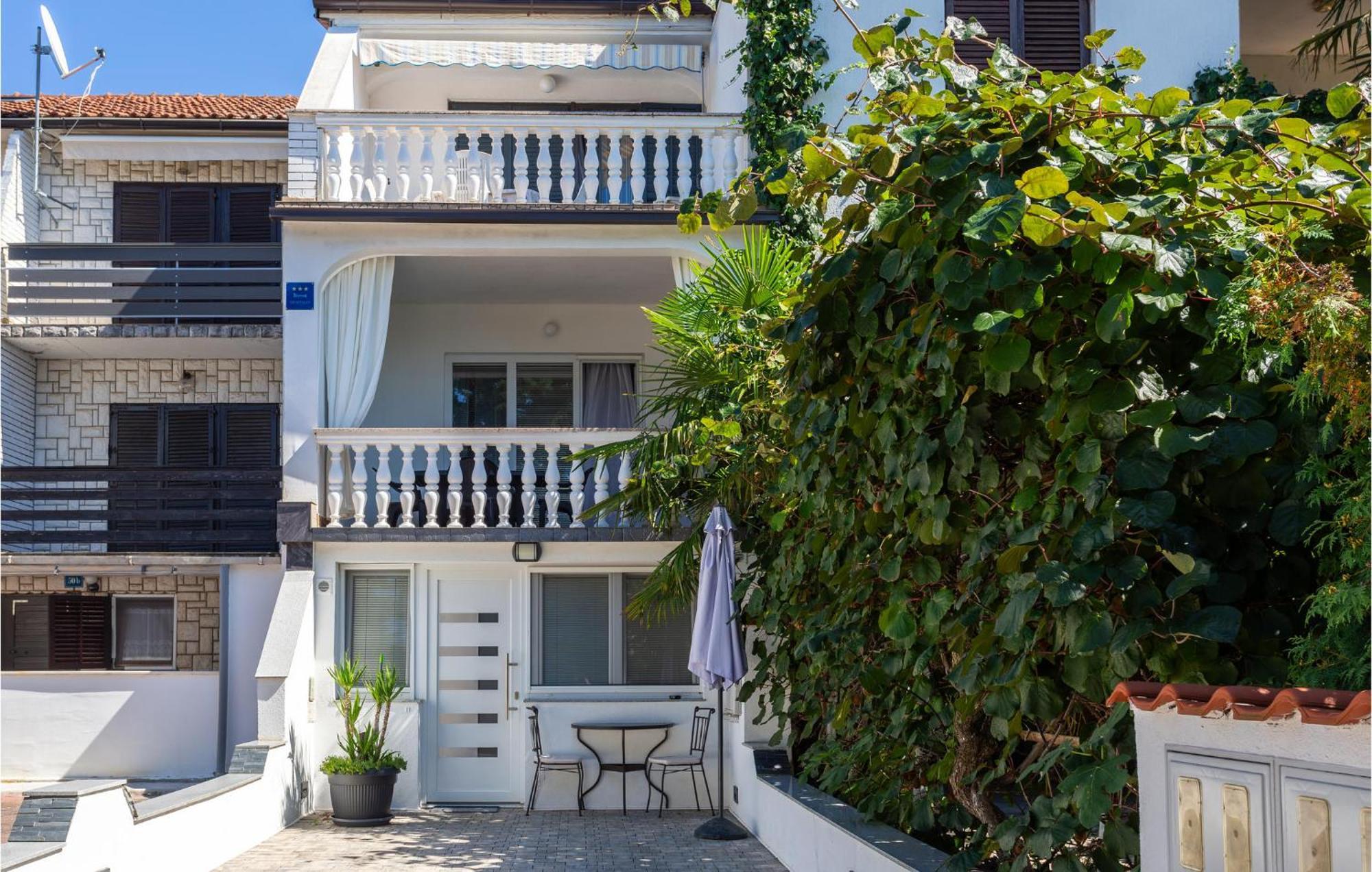 Beautiful Apartment In Malinska With Kitchen Bagian luar foto